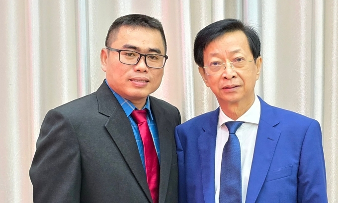 Phó giáo sư, tiến sĩ Võ Văn Thắng (phải) - Hiệu trưởng Đại học An Giang - và Tiến sĩ Nguyễn Trung Hiếu giảng viên khoa Du lịch và Văn hóa - Nghệ thuật, Đại học An Giang. Ảnh: Quỳnh My