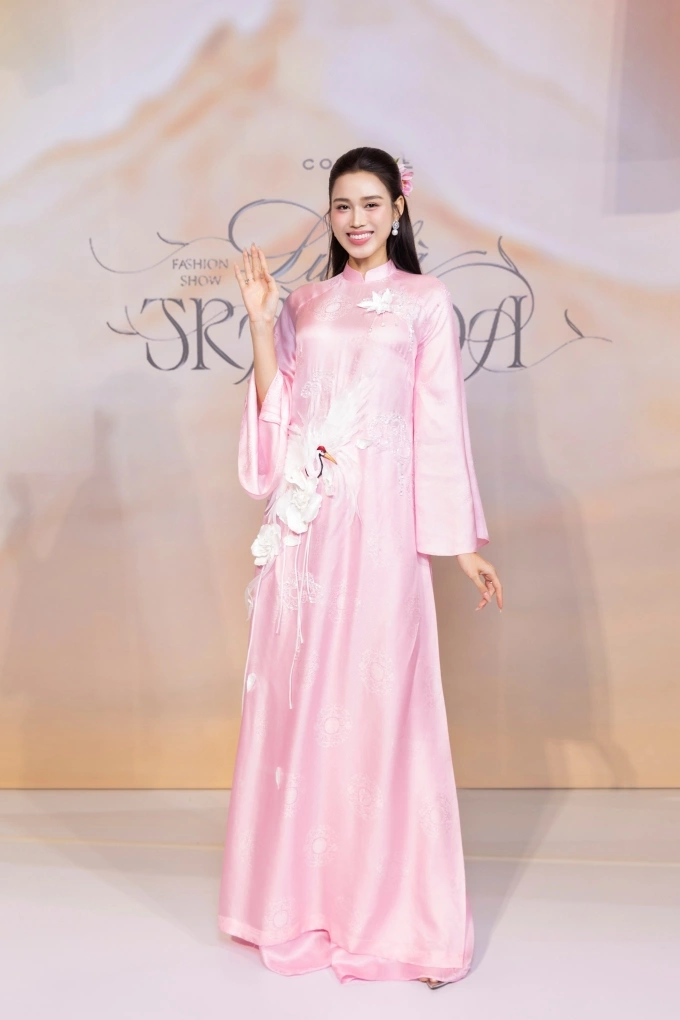Hoa hậu Đỗ Hà chọn áo dài ngọt ngào, cài hoa ở tóc.