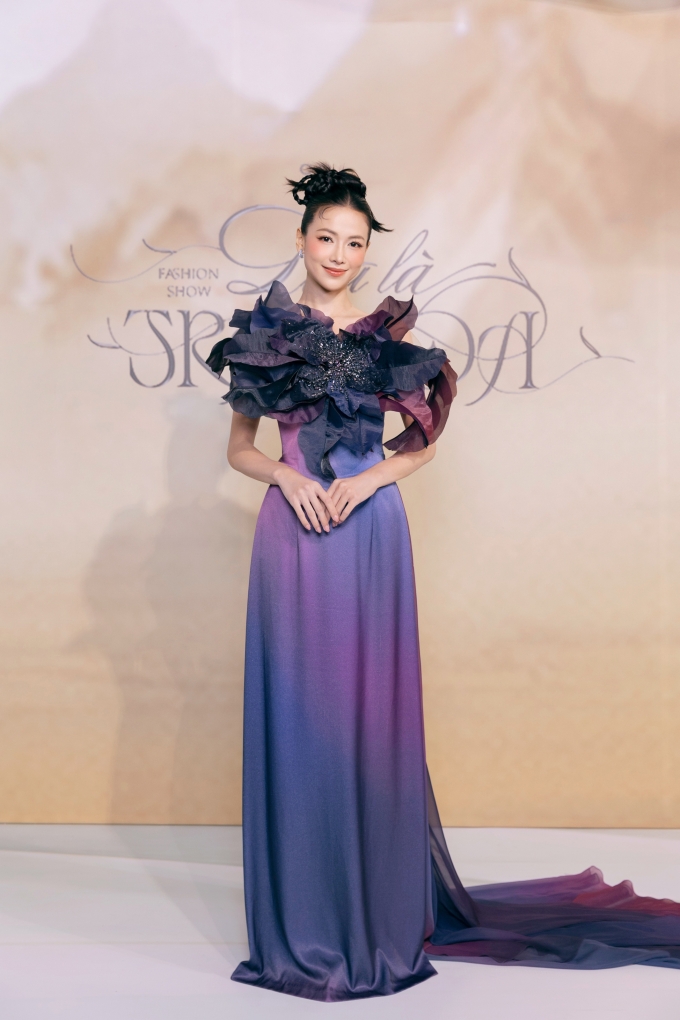 Miss Earth Phương Khánh cho biết hủ y lịch trình cá nhân để tham dự show bởi thân thiết nhà thiết kế nhiều năm qua.