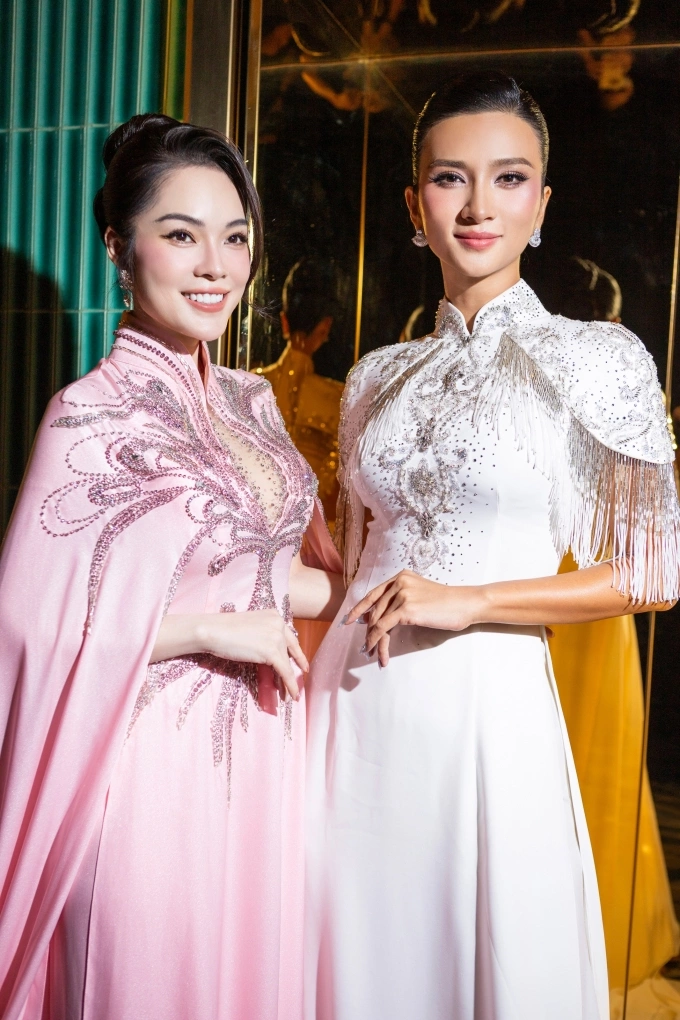 Dàn mỹ nhân tạo dáng trên thảm đỏ show Lụa là trà hoa - 14