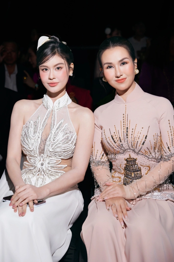Dàn mỹ nhân tạo dáng trên thảm đỏ show Lụa là trà hoa - 16