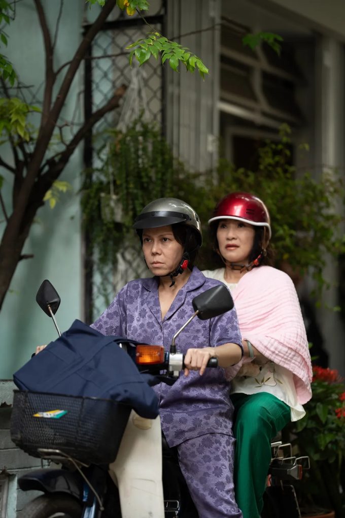 Việt Hương (trái) và Hồng đào trong phim. Ảnh: Đoàn phim cung cấp