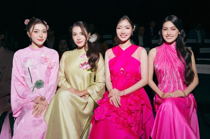 Dàn mỹ nhân tạo dáng trên thảm đỏ show Lụa là trà hoa - 15