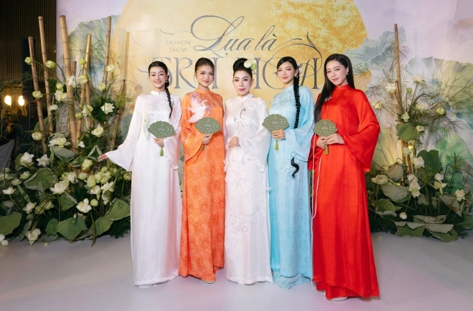 Dàn mỹ nhân tạo dáng trên thảm đỏ show Lụa là trà hoa - 3