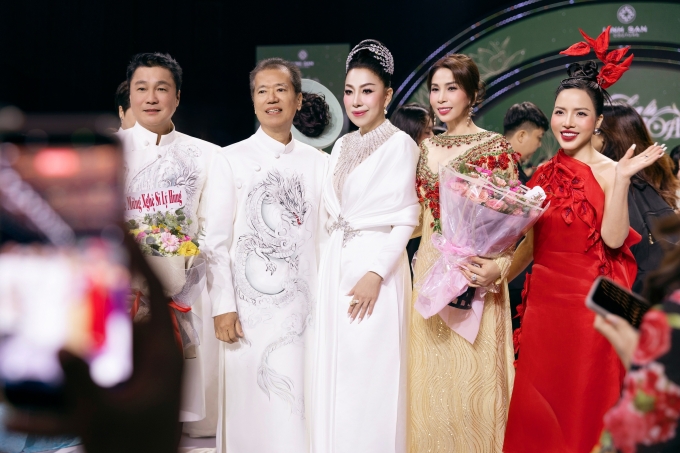 Dàn mỹ nhân tạo dáng trên thảm đỏ show Lụa là trà hoa