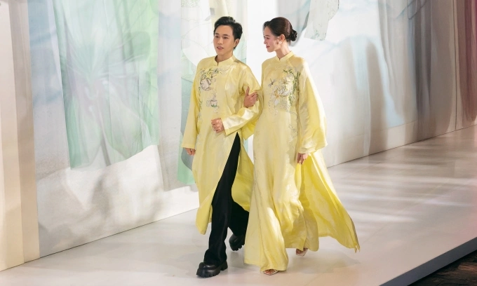 Diễn viên Anh Đức và bà xã tình tứ.