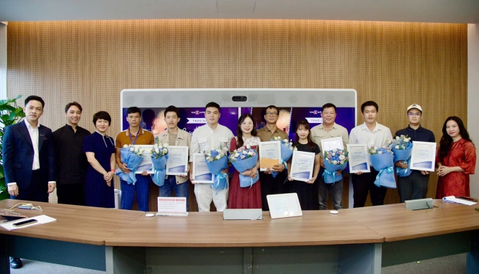 Các cá nhân đoạt giải và lãnh đạo của báo VnExpress lưu lại kỷ niệm trong lễ trao giải Vietnam Vibes sáng 1/10 tại Hà Nội. Ảnh: Duy Anh