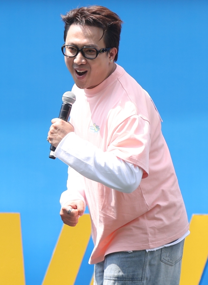 MC Trấn Thành năng động tại buổi gặp gỡ fan. Ảnh: Forest Studio