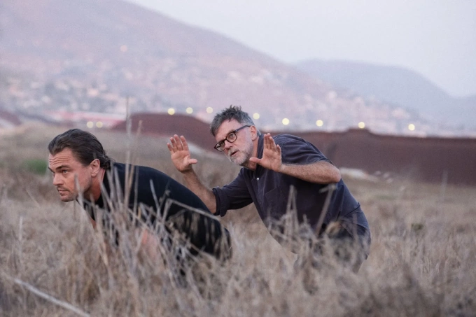 Leonardo DiCaprio (trái) và đạo diễn Paul Thomas Anderson trên phim trường One Battle After Another. Ảnh: Warner Bros.