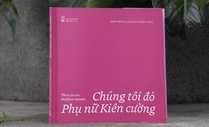 Ấn phẩm do Mạng lưới Câu lạc bộ Phụ nữ kiên cường phối hợp Bảo tàng Phụ nữ Việt Nam, Nhà Xuất bản Hội Nhà văn và Câu lạc bộ Nhiếp ảnh Ánh sáng số (DLA) thực hiện. Bản song ngữ được ra mắt hôm 1/10 tại Hà Nội. Ảnh: Ban tổ chức cung cấp