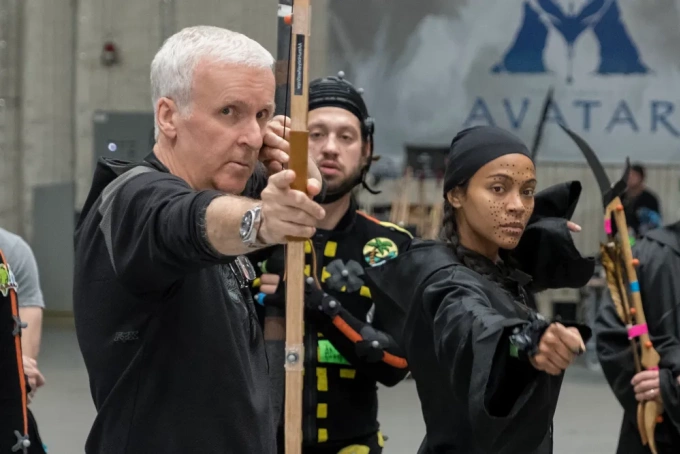 James Cameron (trái) trên phim trường Avatar. Ảnh: 20th Century Studios