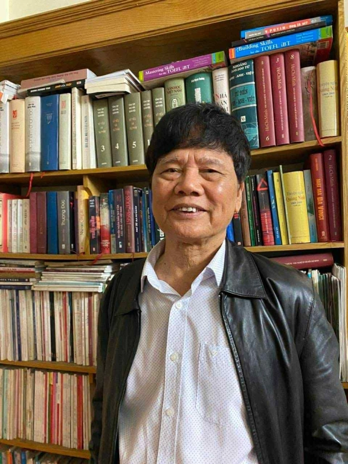 Nhà văn Dương Hướng tại không gian sống.