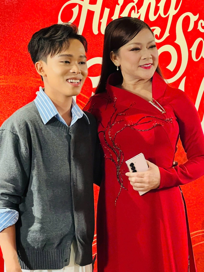 Hồ Văn Cường bên ca sĩ Như Quỳnh (phải). Ảnh: Hoàng Dung