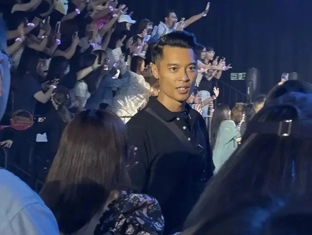 Lê Chấn Diệp làm bảo vệ ở liveshow. Ảnh: Sohu