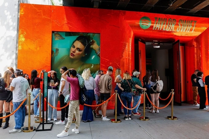 Người hâm mộ xếp hàng bên ngoài khu trưng bày ngắn hạn của Taylor Swift do Spotify tổ chức ở New York. Ành: Reuters