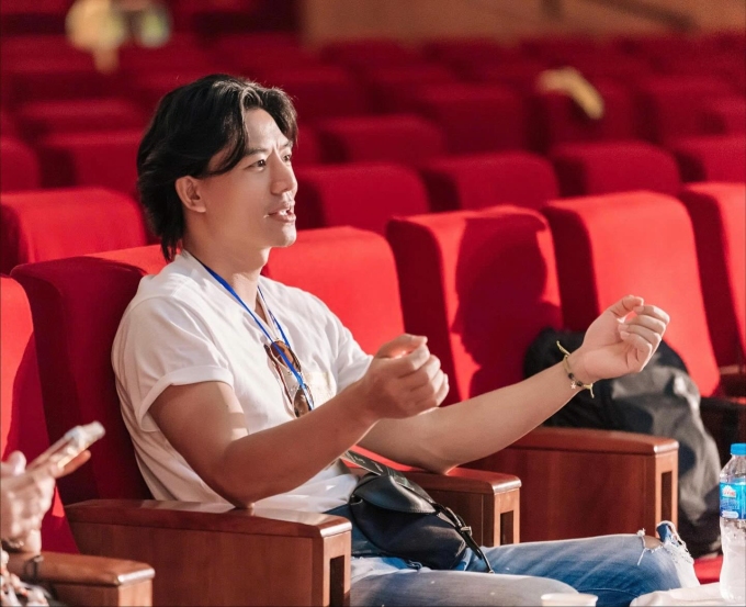 Hiếu Nguyễn ở hậu trường chuẩn bị cho một sự kiện hồi cuối tháng 9.