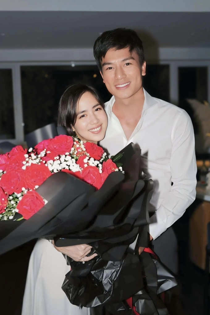 Hiếu Nguyễn và bạn gái công khai tình cảm hồi đầu năm.