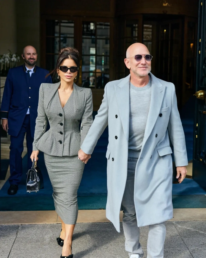Vợ chồng Jeff Bezos - Lauren Sánchez tay trong tay ở Paris. Ảnh: Backgrid