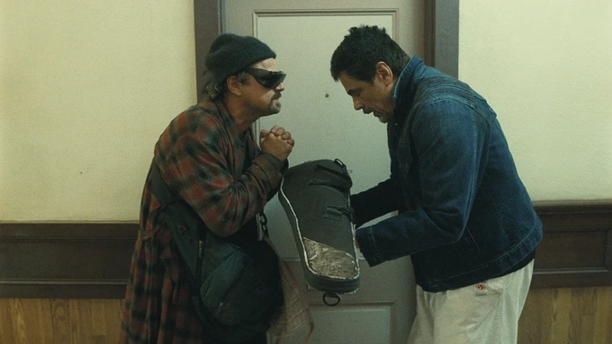 Leonardo DiCaprio và Benicio Del Toro trong One Battle After Another. Ảnh: Warner Bros. Pictures