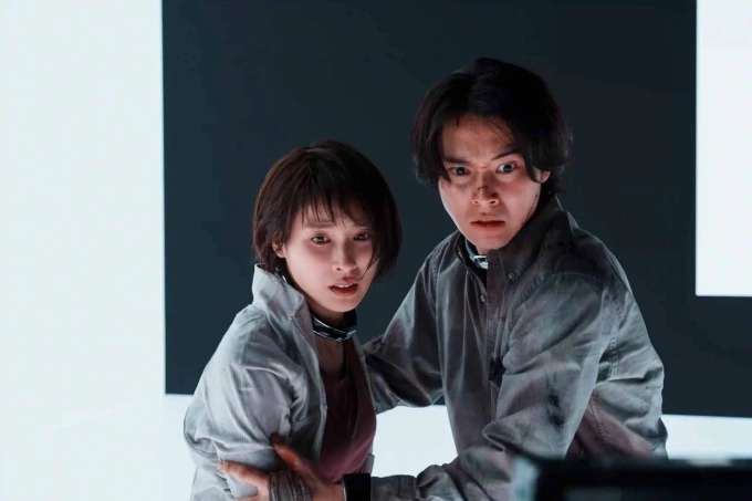 Arisu (phải, Yamazaki Kento) và Usagi (Tao Tsuchiya) trong phim Alice in Borderland 3. Ảnh: Netflix