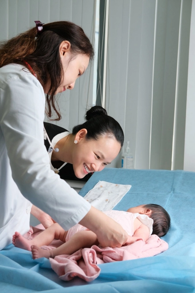 Tuyết Lan đưa con tới bệnh viện kiểm tra sức khỏe và tiêm phòng đều đặn theo lịch. Ảnh: Nhân vật cung cấp