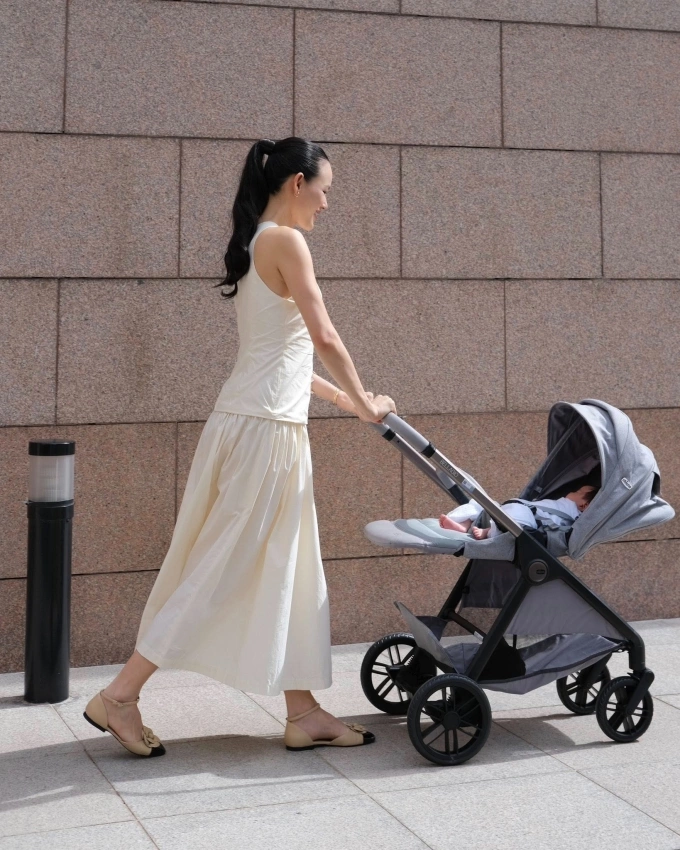 Tuyết Lan cho con đi dạo nhiều lần trong tuần để bé tiếp xúc ánh nắng nhiều hơn và giúp tinh thần thư thái. Ảnh: Nhân vật cung cấp