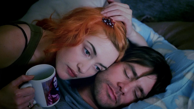 Kate Winslet và bạn diễn Jim Carrey trong phim. Ảnh: Focus Features