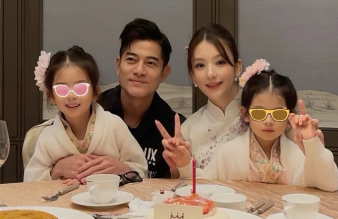 Phương Viên, 38 tuổi, đăng hình bên chồng con, ngày 8/10. Ảnh: Weibo/Fang Yuan