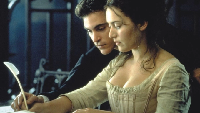 Kate Winslet và Joaquin Phoenix trong Quills. Ảnh: Fox Searchlight Pictures