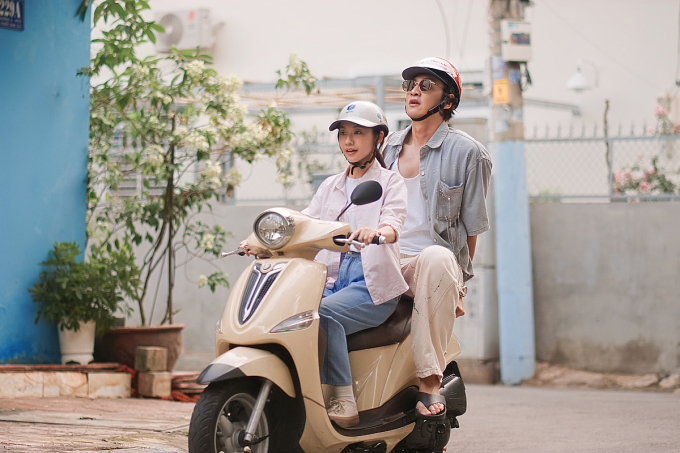 Hoàng Hà hợp tác Lee Kwang Soo trong phim mới. Ảnh: Đoàn làm phim