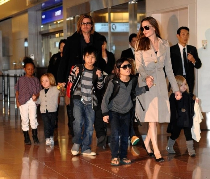 Cặp sao và các con thuở gia đình còn hòa thuận. Ảnh: Splash News