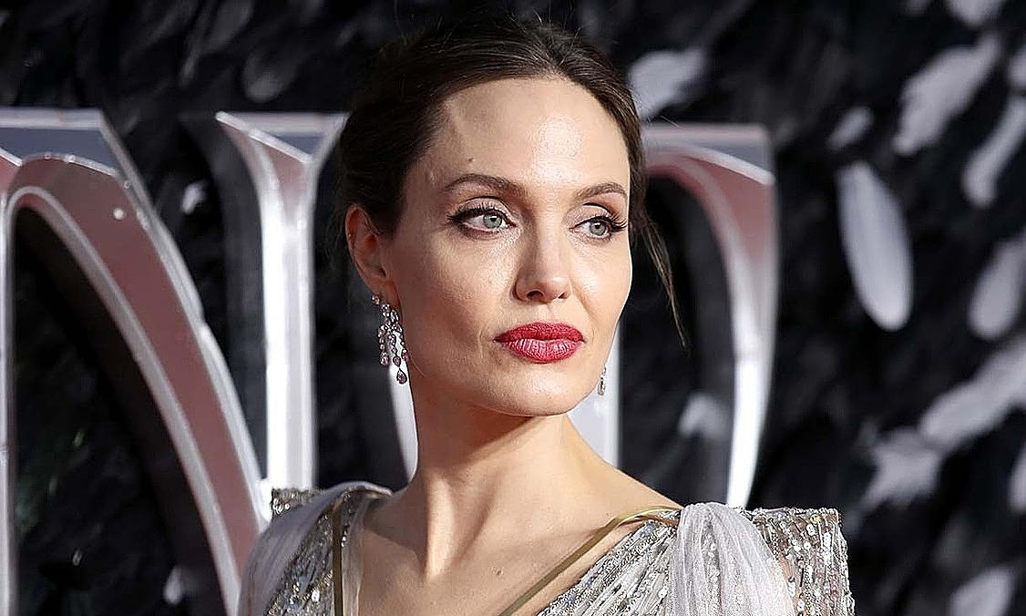 Angelina Jolie từng vay tiền Brad Pitt - Báo VnExpress Giải trí