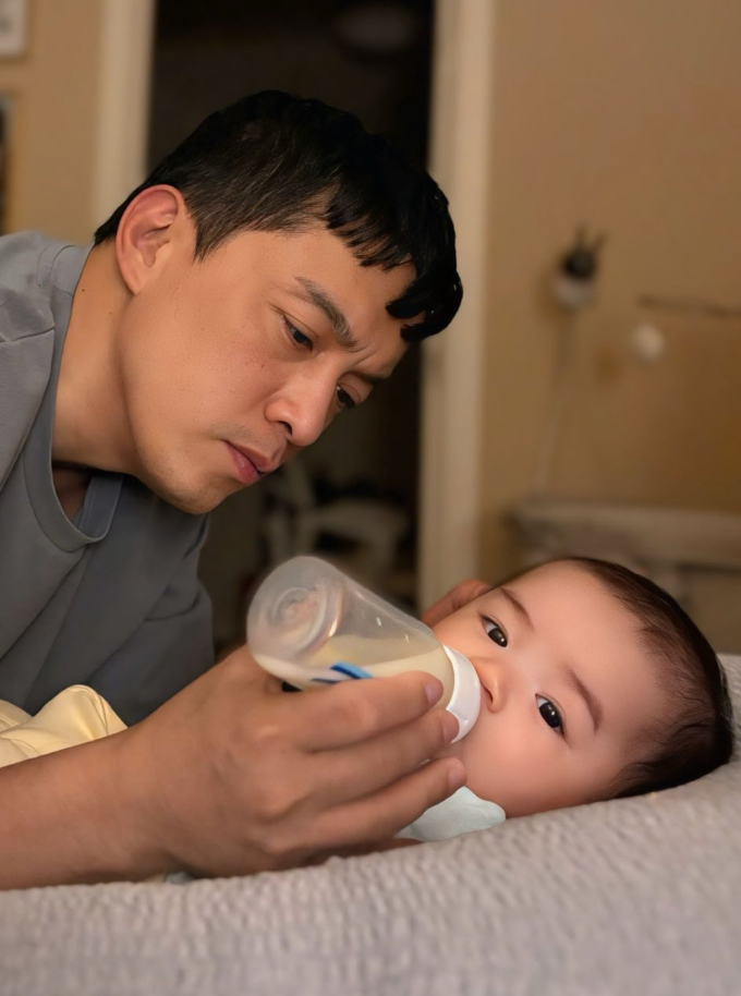 Lam Trường cho con trai bú sữa bình. Ảnh: Nhân vật cung cấp