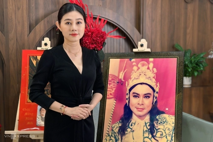 Nghệ sĩ Quế Trân bên bức chân dung cha - cố nghệ sĩ Thanh Tòng - ở đám giỗ trưa 12/10. Ảnh: Mai Nhật