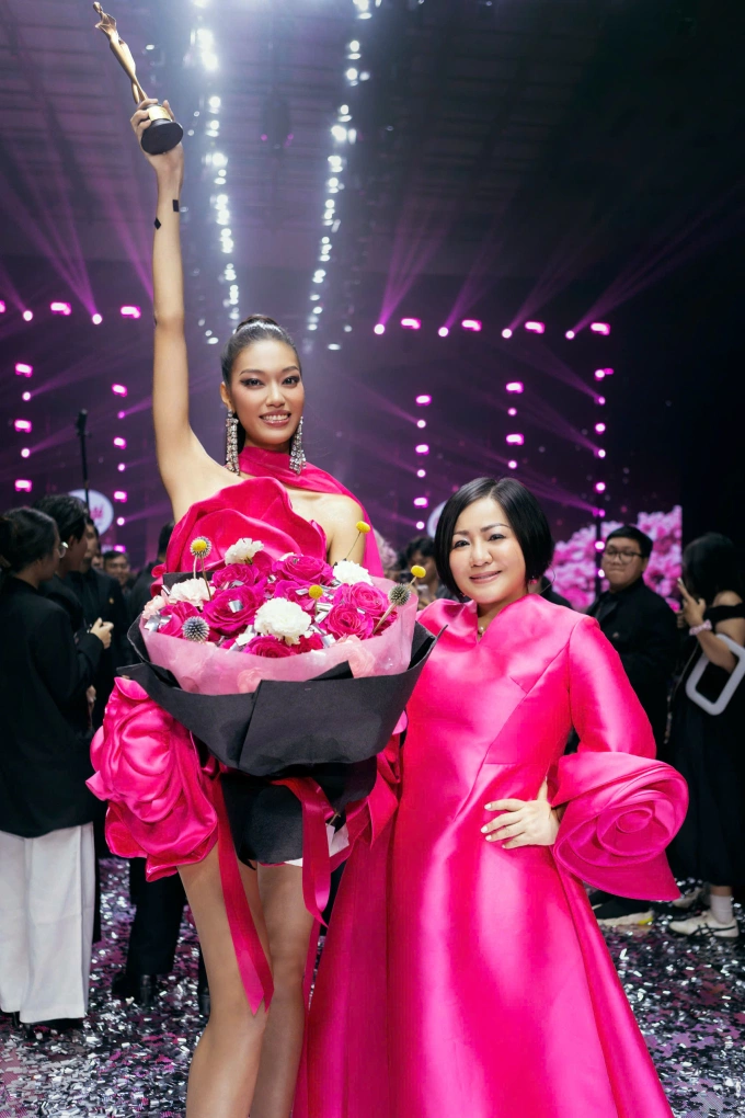 Quán quân lại Mai Hoa chụp ảnh cùng bà Trang Lê - tổng đạo diễn kiêm nhà sản xuất của Vietnams Next Top Model. Ảnh: Kiếng Cận Team