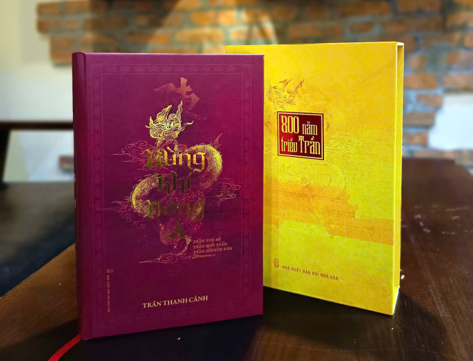 Ấn phẩm được in thành 800 bản, dày 800 trang. Ảnh: Trang Thụy