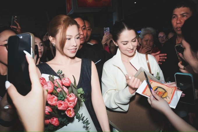 Marian Rivera được người hâm mộ chào đón ở sân bay Tân Sơn Nhất sáng 14/10. Ảnh: Linh Phạm