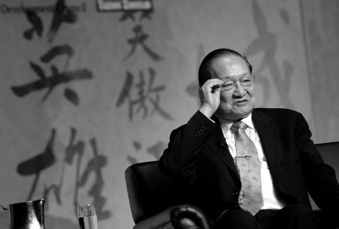 Tác giả Kim Dung. Ảnh: Wenhuibao