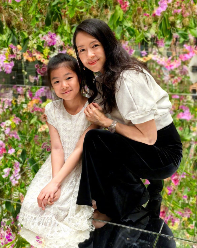 Tử Di bên con gái 10 tuổi, con trai út của cô lên 5 tuổi. Ảnh: Weibo