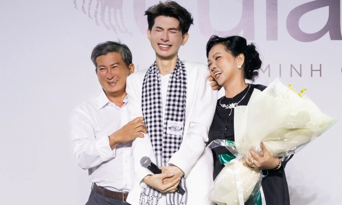 Nguyễn Minh Công bật khóc khi bố mẹ từ Cần Thơ lên TP HCM để chúc mừng. Anh nói xúc động trước tình cảm của đồng nghiệp, bạn bè, giới mộ điệu. Tiến sĩ Nguyễn Văn Viễn - Viện trưởng Viện Sở hữu Trí tuệ Việt Nam, Phó Chủ tịch Trung ương Hội Kỷ lục gia Việt Nam - nhận xét Nguyễn Minh Công đã kết nối được tinh thần dân gian và thời trang đương đại bằng sự tỉ mỉ, đặt để nhiều cảm xúc.