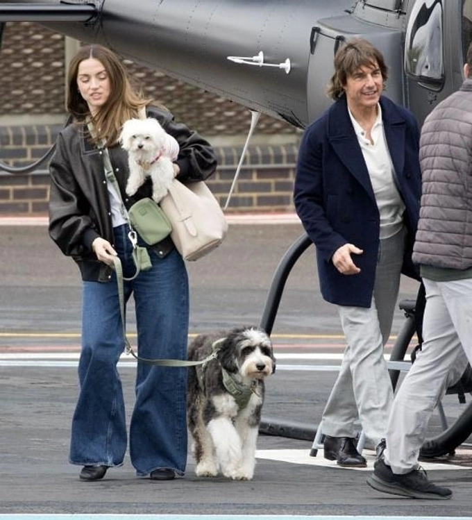 Tom Cruise từng đưa bạn gái đi chơi bằng trực thăng riêng. Ảnh: Backgrid