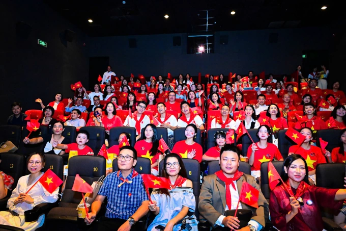 Khán giả ở buổi công chiếu phim tối 16/10 tại Hà Nội. Ảnh: Ban tổ chức cung cấp
