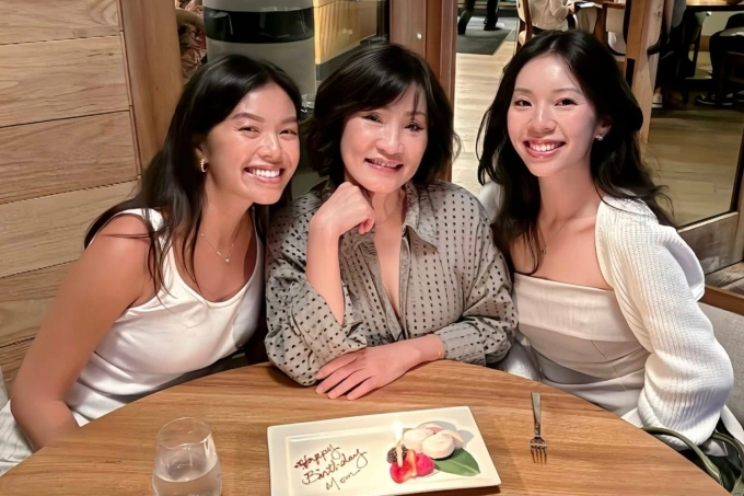 Hồng Đào bên hai con gái - Vicky Võ, 29 tuổi (trái) và Sophia Minh Châu, 23 tuổi