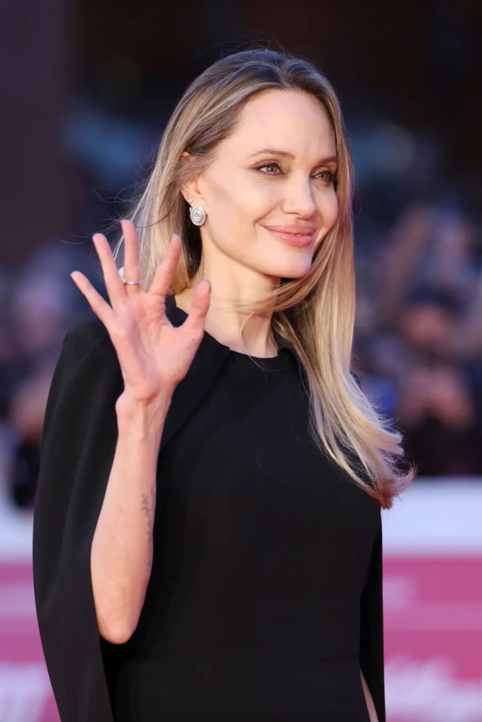 Diện mạo của Angelina Jolie ở tuổi 50. Ảnh: WireImage