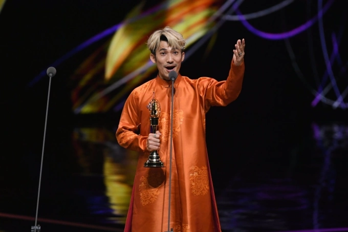 Liên Bỉnh Phát mặc áo dài nhận giải. Ảnh: Drama Go