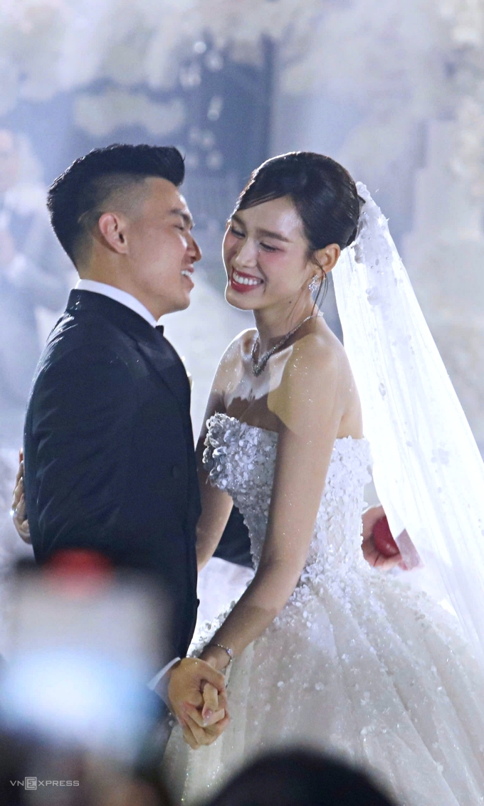 Hình ảnh tại đám cưới của Đỗ Hà - Viết Vương (page 2) - 9