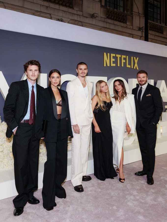 Các con đến ủng hộ buổi quảng bá phim của Victoria Beckham, trừ vợ chồng con cả Brooklyn. Từ trái qua: Cruz và bạn gái - ca sĩ Jackie Apostel, Romeo, Harper và Victoria - David. Ảnh: Instagram Victoria Beckham