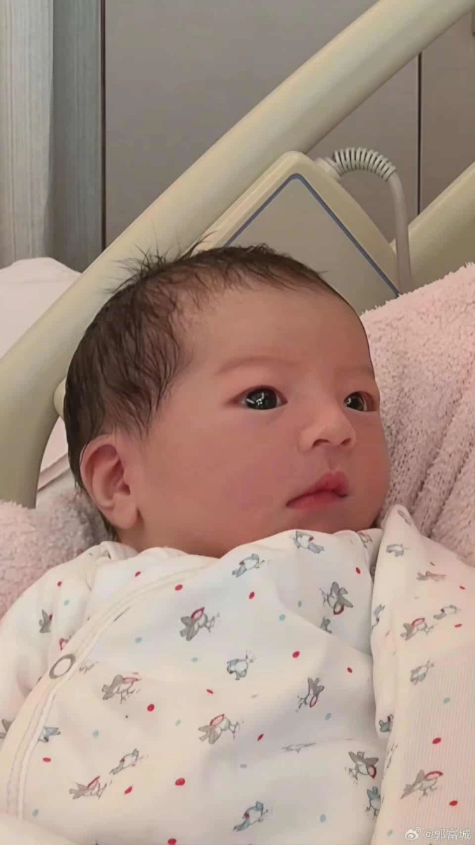 Quách Phú Thành đăng hình con gái thứ ba, anh đón hai mẹ con xuất viện ngày 22/10. Ảnh: Weibo