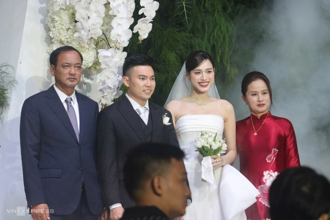 Gia đình cô dâu lưu lại hình ảnh kỷ niệm ở tiệc cưới.