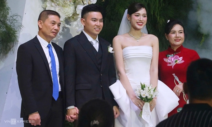 Hoa hậu Đỗ Thị Hà chụp ảnh cùng bố mẹ chồng.